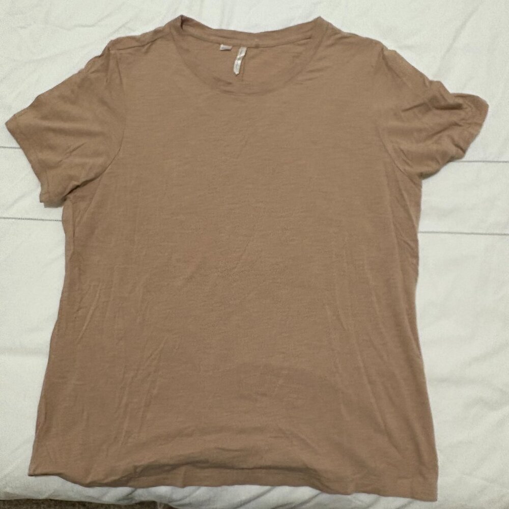 Travis Mathew tan t-shirt - size XL
